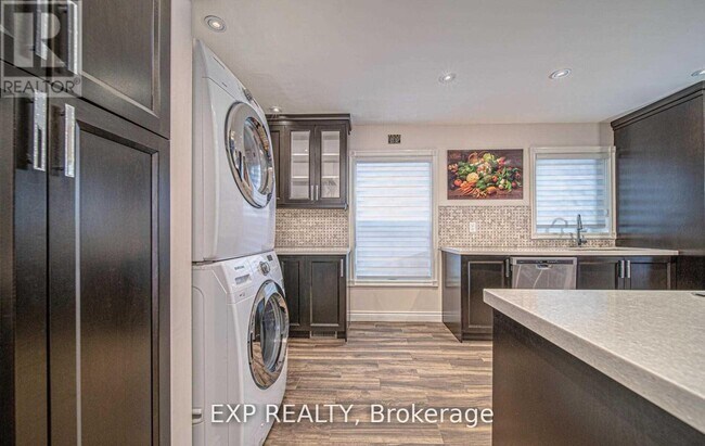 Building Photo - 8 Cluett Dr