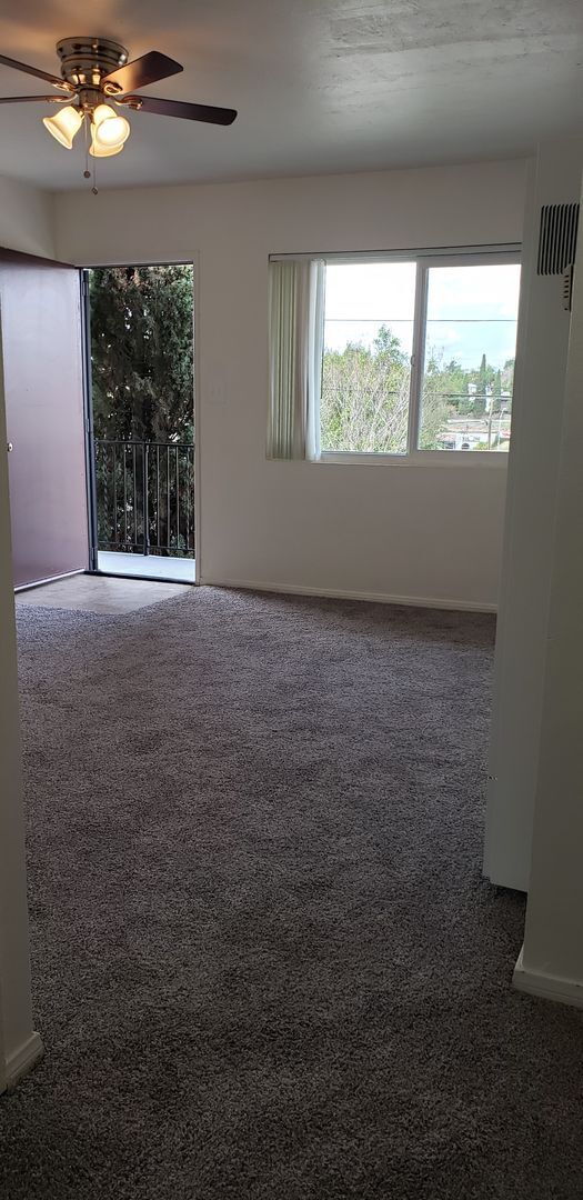 Building Photo - Bright end unit in La Mesa!