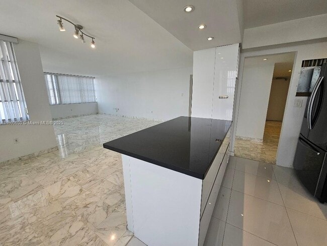 Building Photo - 18051 Biscayne Blvd