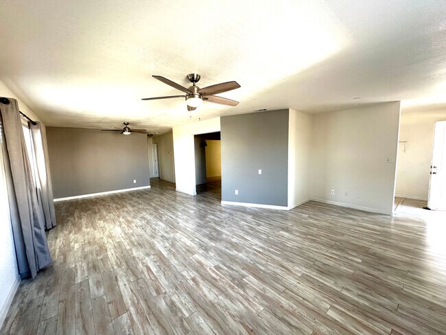 Foto del edificio - 143 E Richards St