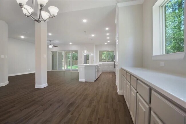 Foto del edificio - 347 Skyline Ridge Dr