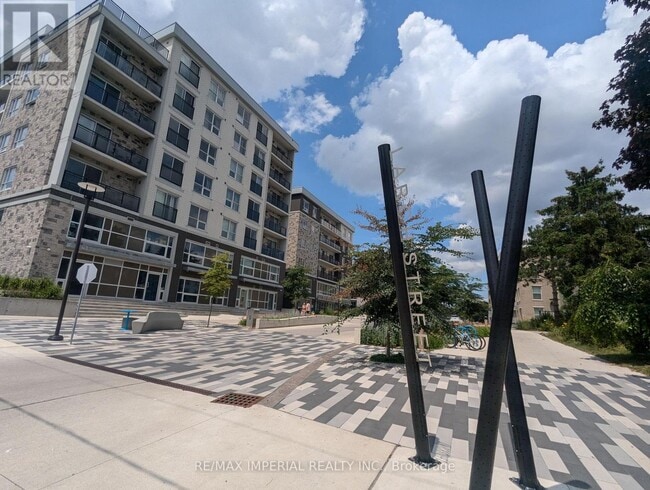 Building Photo - 275 Larch St