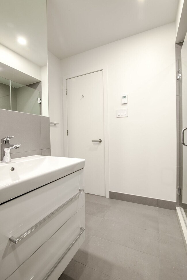 Building Photo - 2100 Rue du Fort