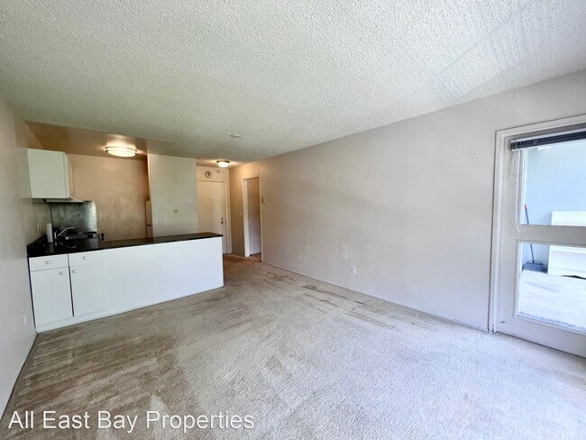 Building Photo - 1 br, 1 bath House - 7 Commodore Dr. #363
