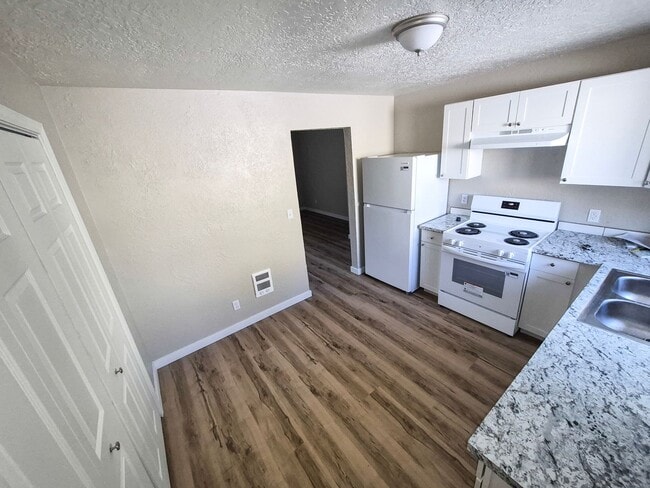 Building Photo - 515-545-545 22nd St SE