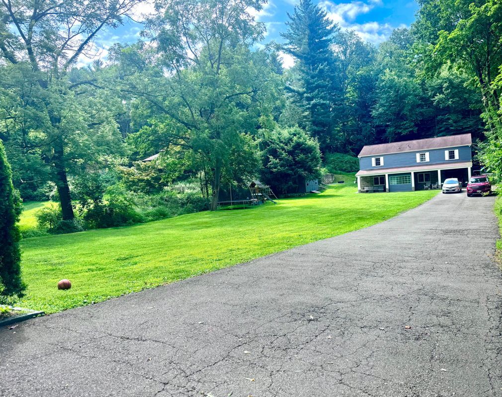 Primary Photo - 5 Red Mill Rd