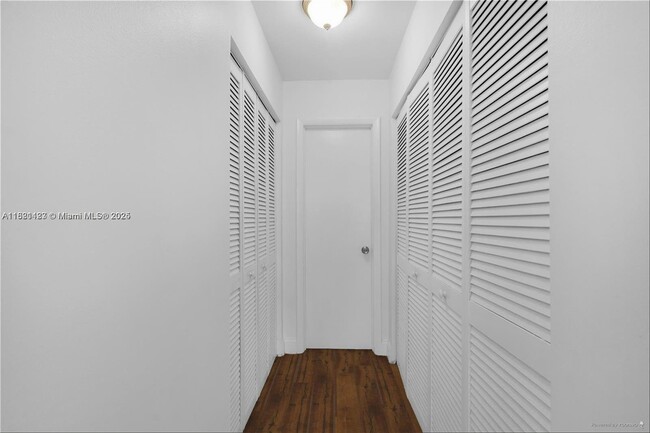 Foto del edificio - 600 NE 25th St