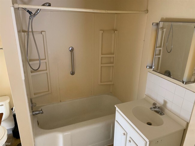 Foto del edificio - 1 br, 1 bath Apartment - 601 Pearl St Apt B