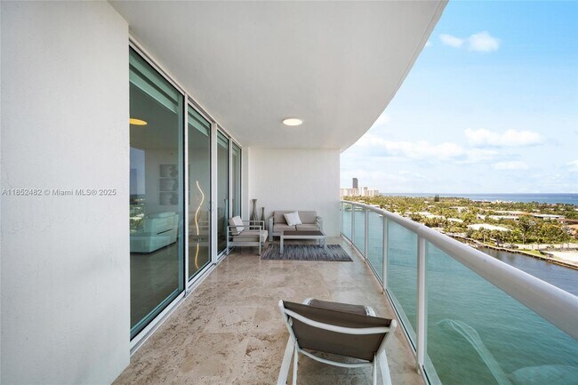 Foto del edificio - 20201 E Country Club Dr