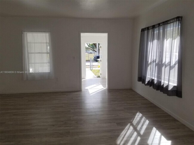 Foto del edificio - 1215 NE 127th St