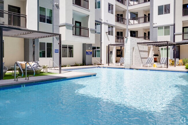 Piscina estilo centro turístico con terraza para broncearse - Echo Biltmore