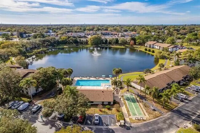 Foto del edificio - 2642 Pine Ridge Way S