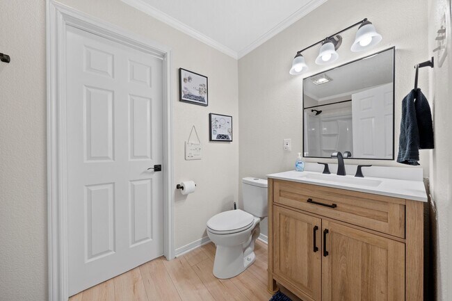 Building Photo - Updated Baylor Bubble Home