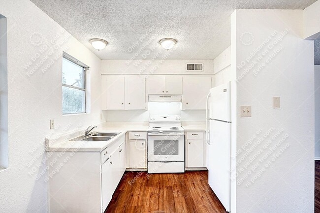 Building Photo - 726 Old Martindale Rd