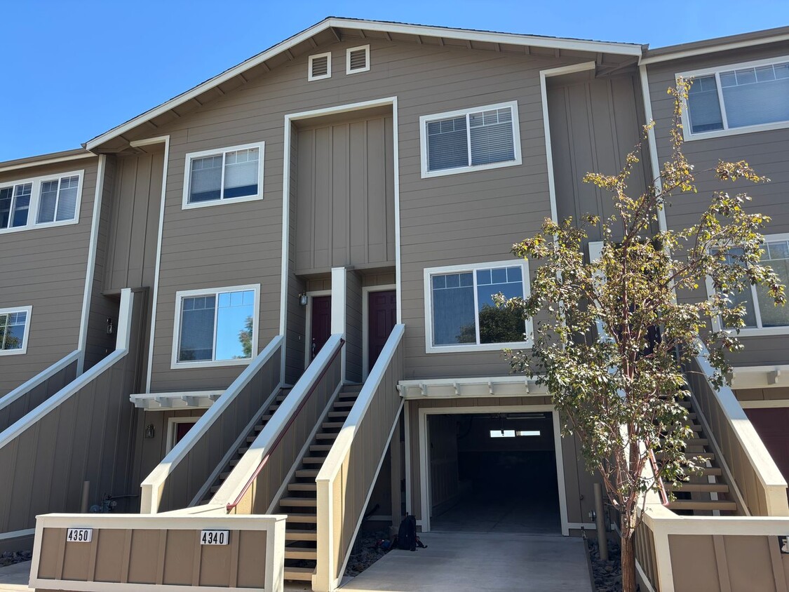 Foto principal - Townhome with city views