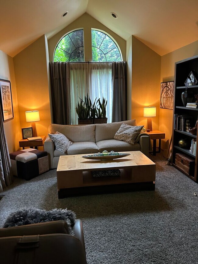 Foto del edificio - 3-bedroom, 2.5-bathroom home located in th...