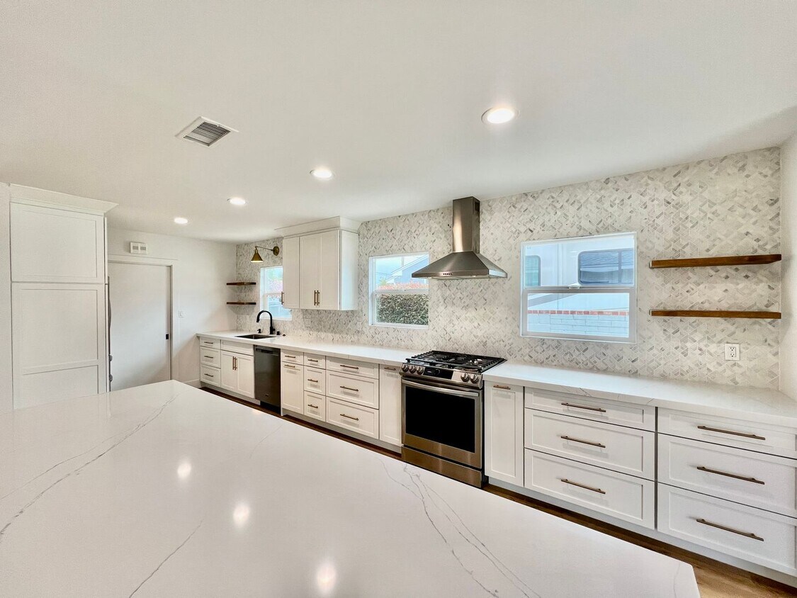 Foto principal - Gorgeous 3B/2BA house w/ large backyard & ...