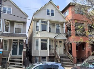 Building Photo - 2552 N Southport Ave