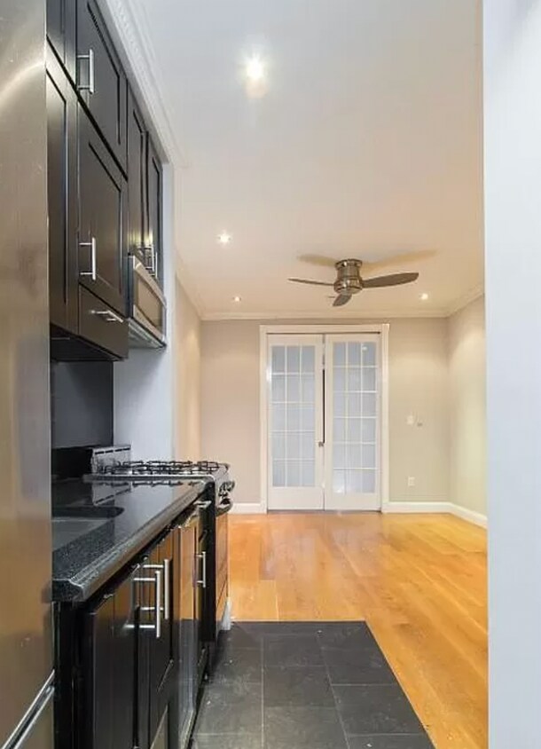 Foto principal - 221 E 28th St
