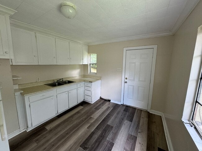 Building Photo - Historic District 2BR/1BA Home Built For Q...