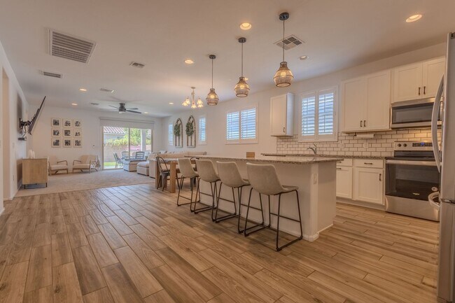 Building Photo - 3 Bedrooms, 2.5 Bathrooms