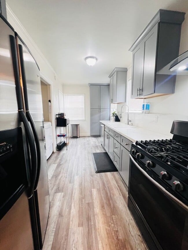Building Photo - Ready for move in single family home,  2 b...