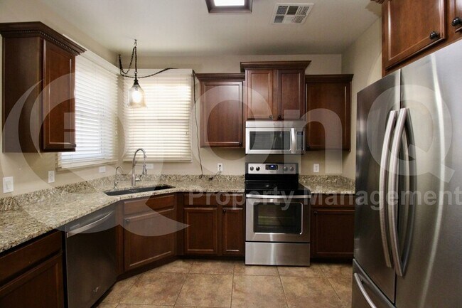 Building Photo - 865 S Huish Dr