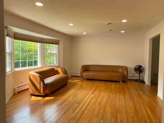 Building Photo - 212 Fort Lee Pl