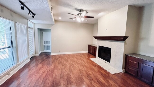 Building Photo - PRE-LEASE 2025/2026: Robbins Place Communi...