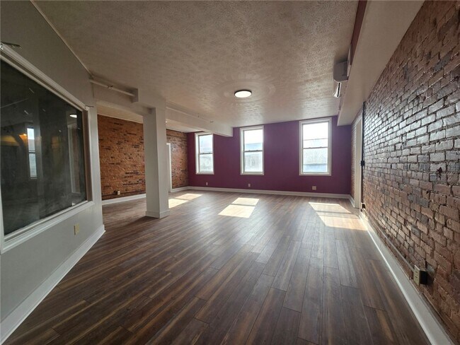 Foto del edificio - 27 E Main St