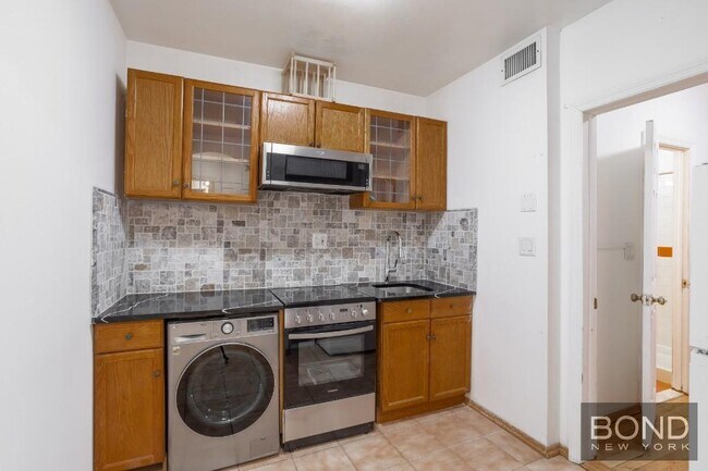 Building Photo - Incredible Floor through apartment with hi...