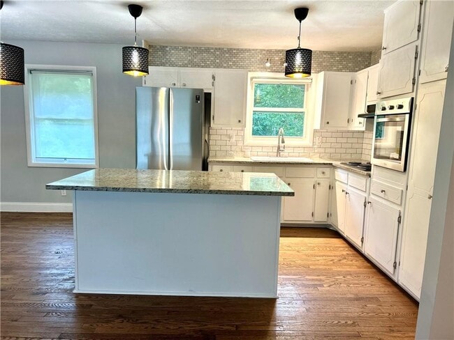 Building Photo - 667 Tara Cir SE