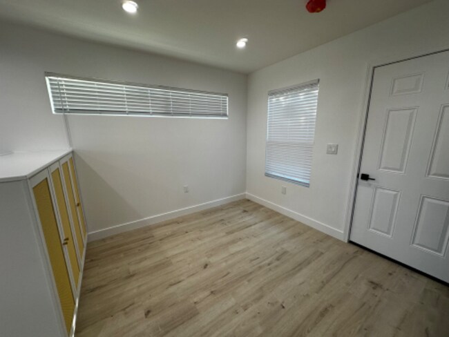 Foto del edificio - 4908 E Stearns St