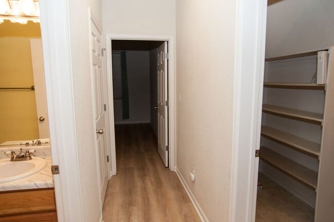 Foto del edificio - Updated and Bright 2B/2B with Attached Garage Now Available!