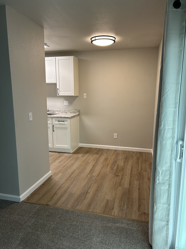 eating area off kitchen - 2829 Apple Valley Ln