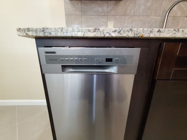 Building Photo - Lovely 3 bedroom 2 bath duplex with private garage and backyard