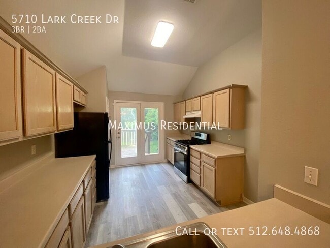 Foto del edificio - 5710 Lark Creek Dr