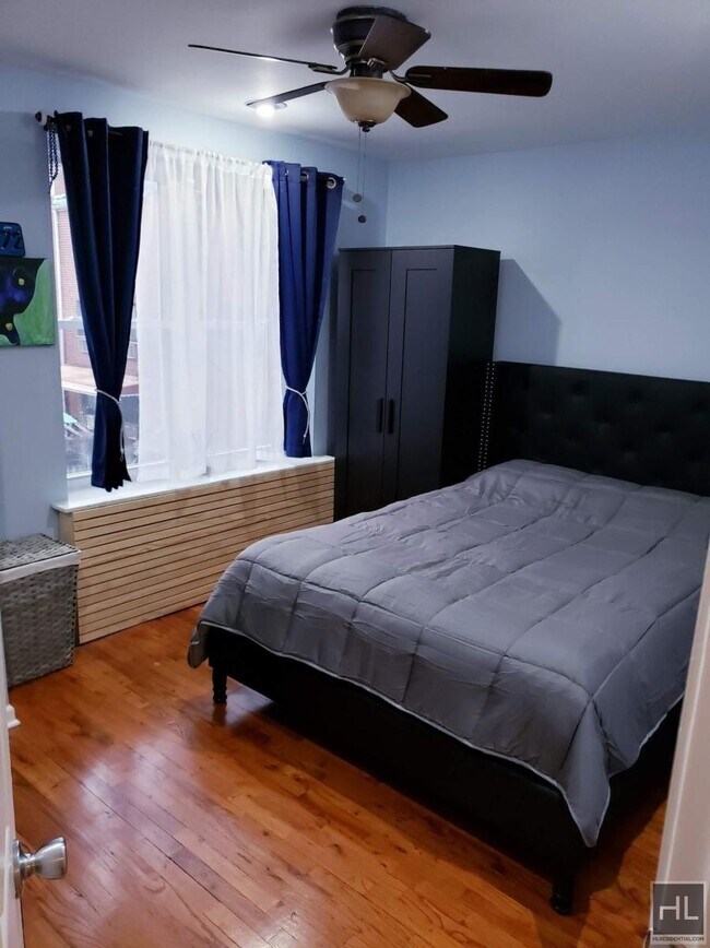 Building Photo - Mint and  Spacious  2 Bedrooms / 1 Bath.Do...