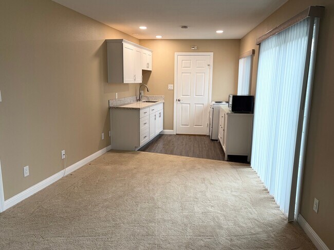 Foto del edificio - 8700 Rumson Dr