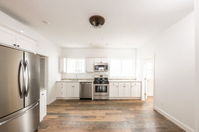 Building Photo - 1056 Forest Ave