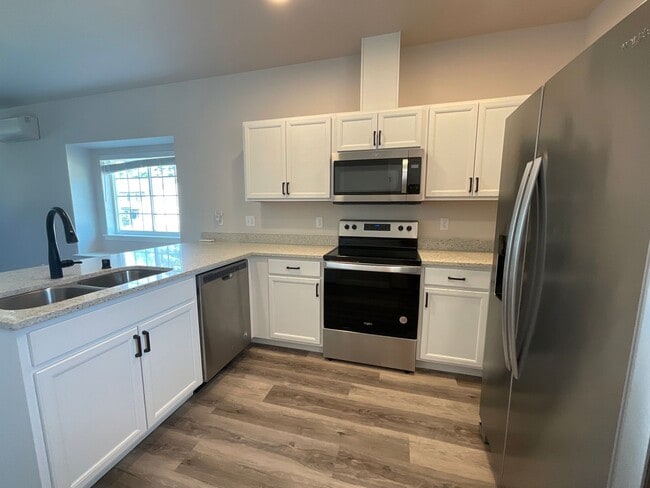 Building Photo - Beautiful 2 Bed, 1.5 Bath Sunset Village T...