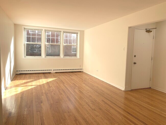 Building Photo - 2410 W Farragut Ave