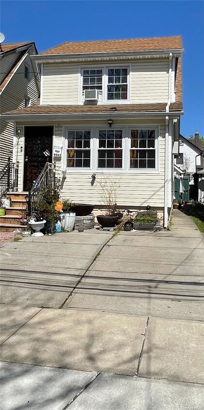 Primary Photo - 90-63-9208 208th St