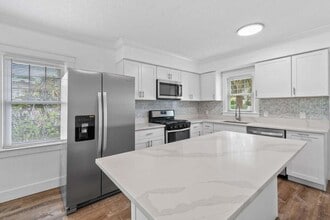 Building Photo - 415 Greenbriar Dr