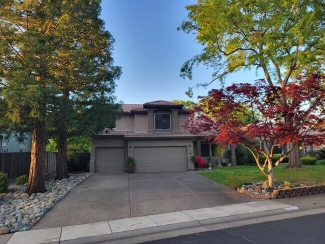 Building Photo - "Coveted Comfort: Spacious 4-Bed, 3-Bath H...