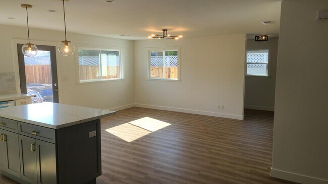 Building Photo - 810 Carolina Ave