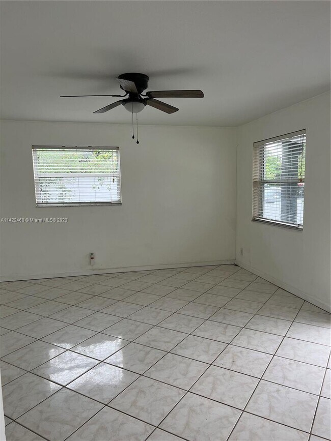 Foto del edificio - 220-224 NW 57th St