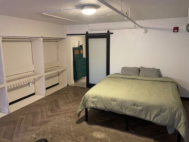 Foto del edificio - 300 Tijeras Ave NE