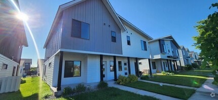 Building Photo - 1002 Rosa Way