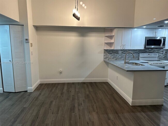 Foto del edificio - 7155 NW 179th St